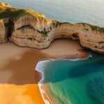 Praia da Marinha mit goldenen Sandstrand und beeindruckenden Felsformationen - einer der 10 schönsten Strände Portugals