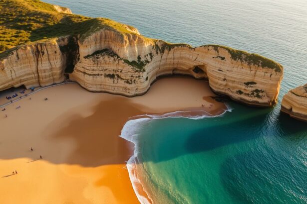 Praia da Marinha mit goldenen Sandstrand und beeindruckenden Felsformationen - einer der 10 schönsten Strände Portugals