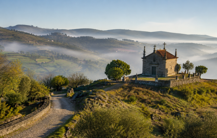 Algarve im Winter: Leere Strände und goldene Felsformationen bei Lagos in der Nebensaison