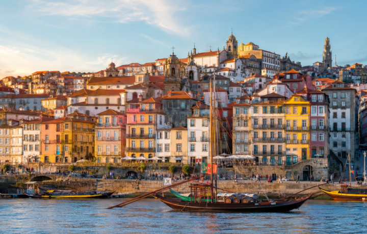 Bankkonto Portugal eröffnen: Eine portugiesische Bankkarte und ein Smartphone liegen auf einem Holztisch.