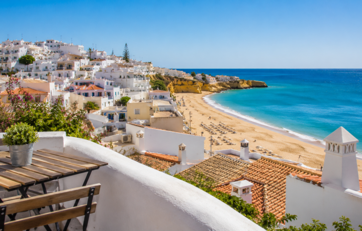 Mietpreise Portugal: Moderne Wohnung mit Blick auf Lissabon und den Tejo