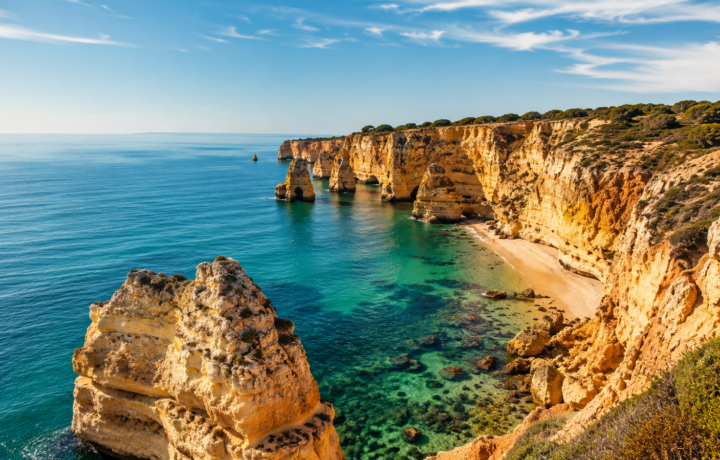 Portugal im April: Die Mandelblüte im Alentejo bei milden Frühlingstemperaturen und Sonnenschein