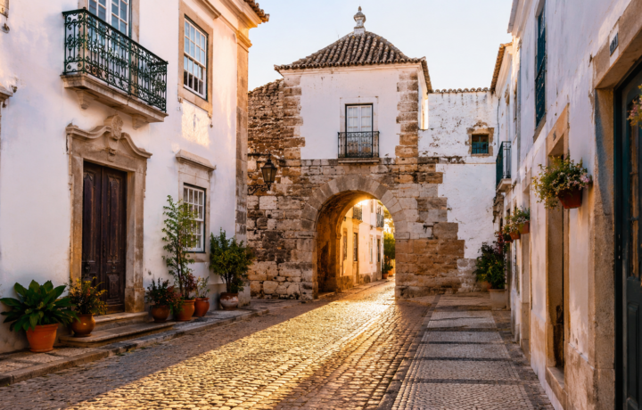 Zentralportugal Rundreise: Historische Burg in Óbidos bei Sonnenuntergang