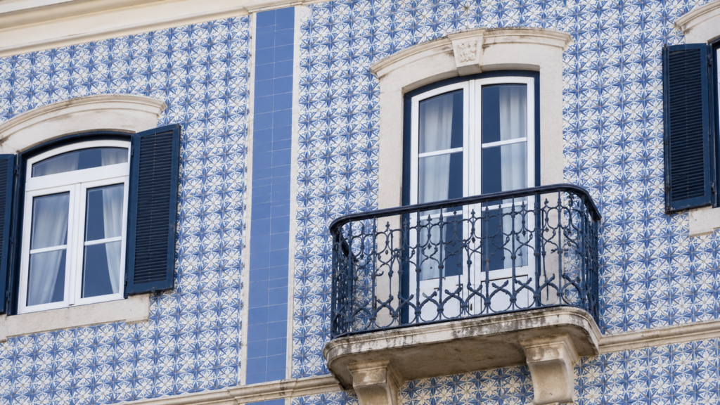 Beja beste Reisezeit – Sonniger Markttag in Beja mit lokalen Produkten und frischem Gemüse im Sommer