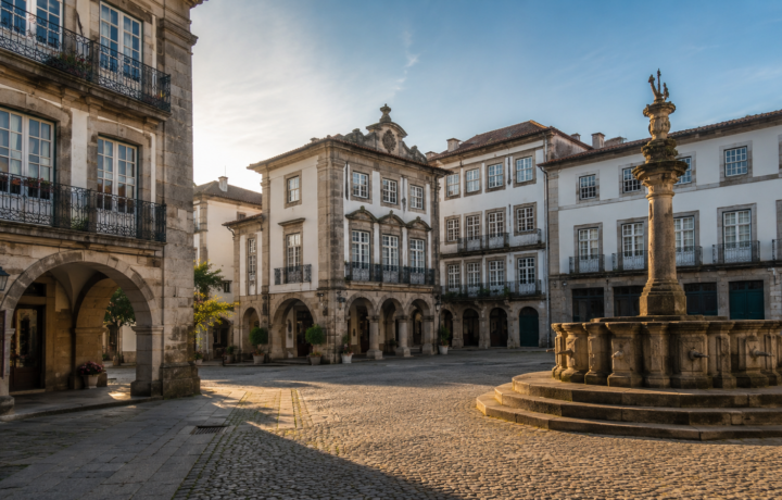 Cascais beste Reisezeit: Panoramablick auf die Bucht von Cascais mit Fischerbooten im Frühsommer