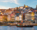 Geldautomat Portugal: Eine Hand steckt eine EC-Karte in einen Multibanco-Geldautomaten in Lissabon.