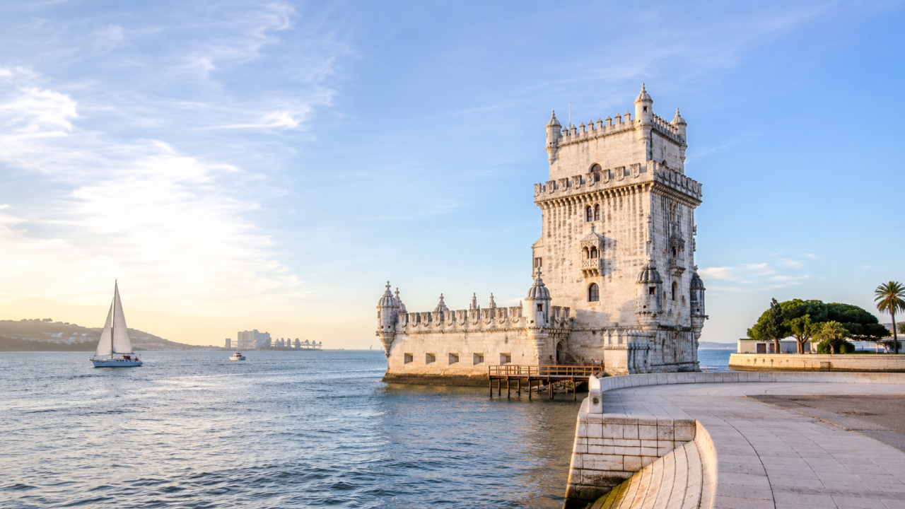 Portugal Knigge: Traditionelle Azulejos an einer Hauswand in Lissabon, die die portugiesische Kultur widerspiegeln