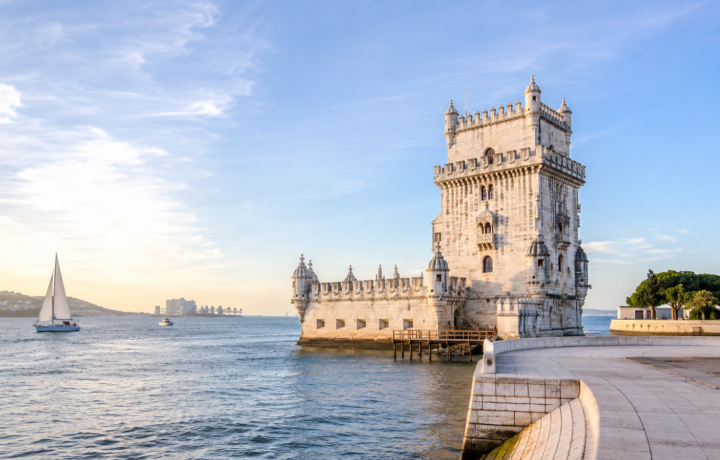Portugal Knigge: Traditionelle Azulejos an einer Hauswand in Lissabon, die die portugiesische Kultur widerspiegeln